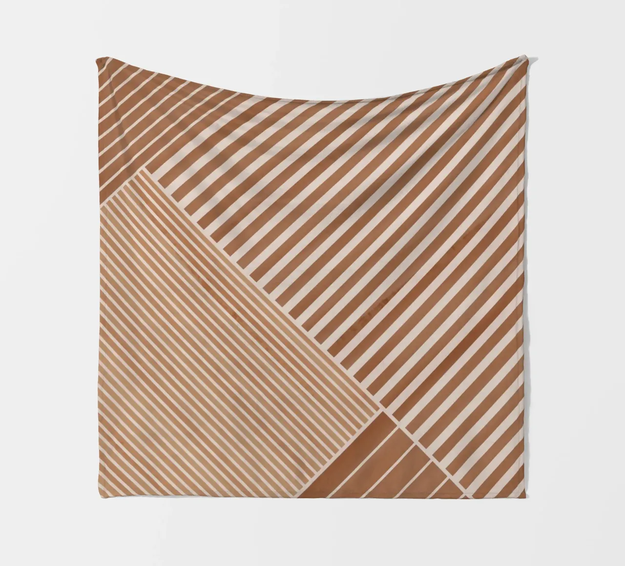 Geometrisches Muster mit diagonalen Linien Fleecedecke von Melloi Art Print