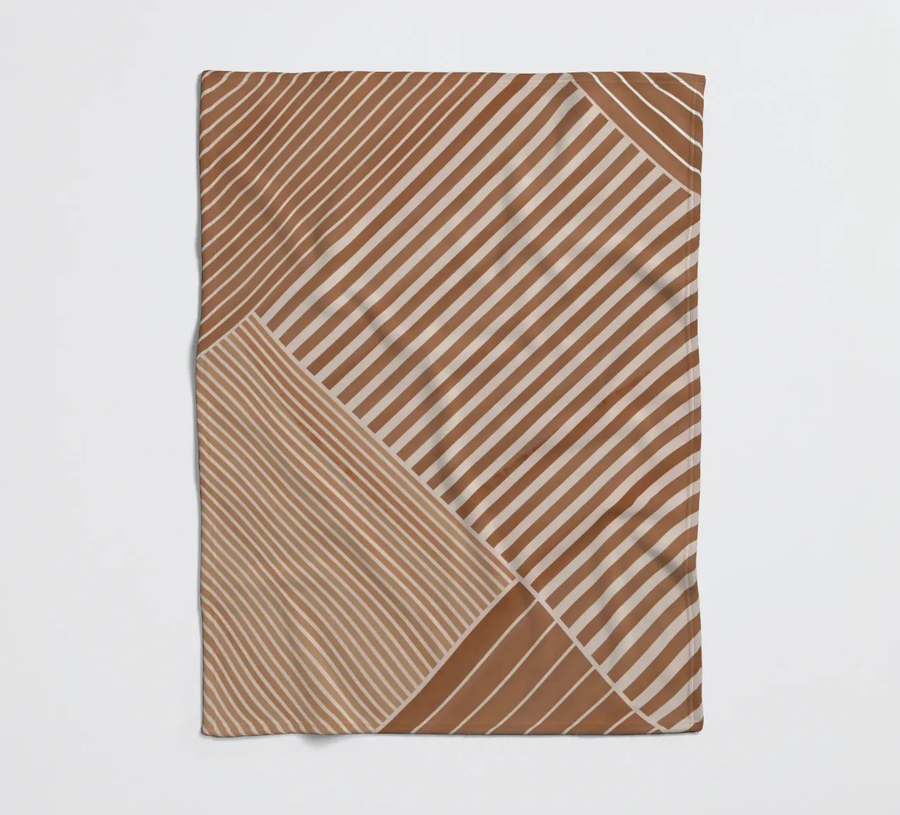 Geometrisches Muster mit diagonalen Linien Fleecedecke von Melloi Art Print