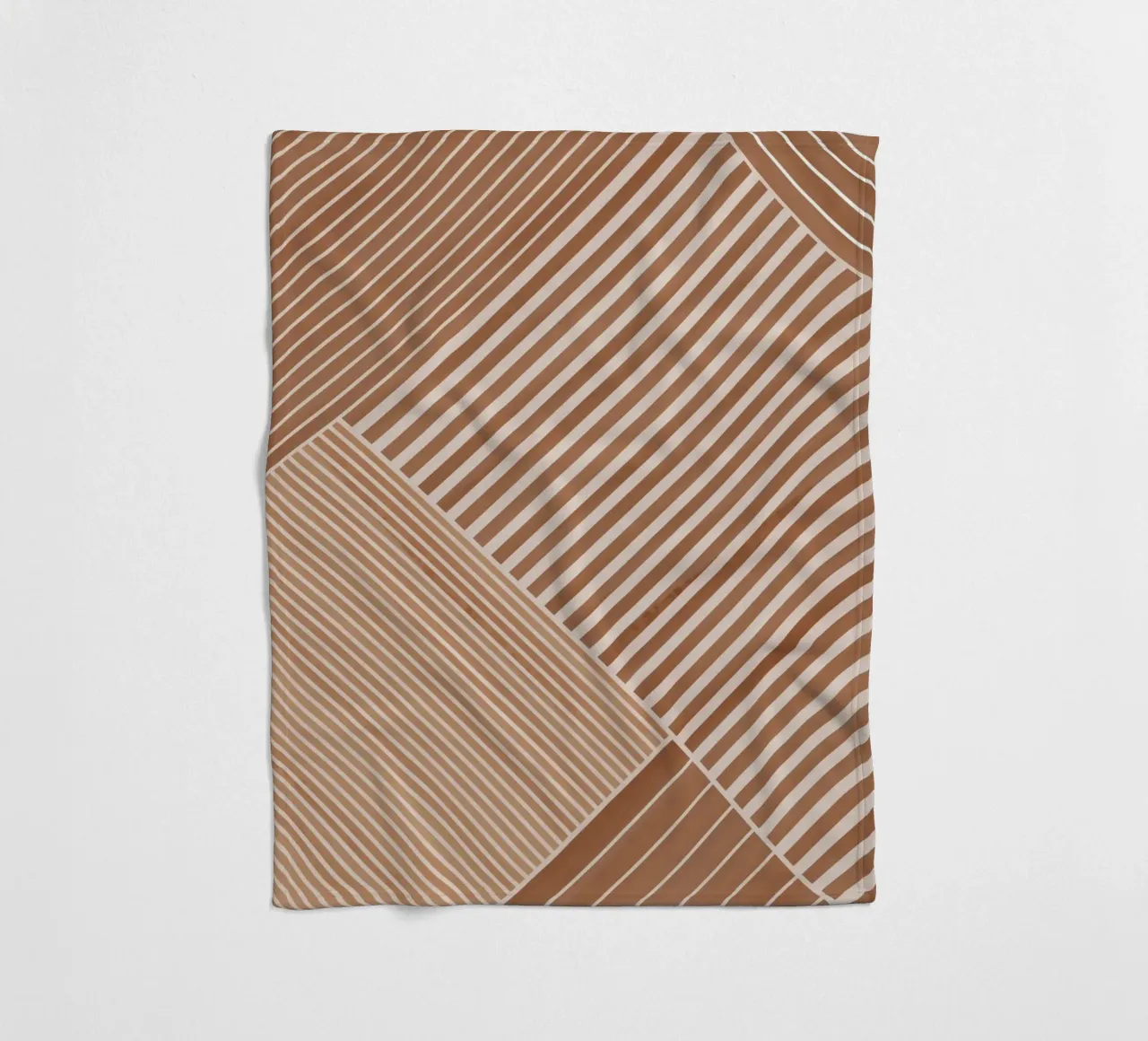 Geometrisches Muster mit diagonalen Linien Fleecedecke von Melloi Art Print