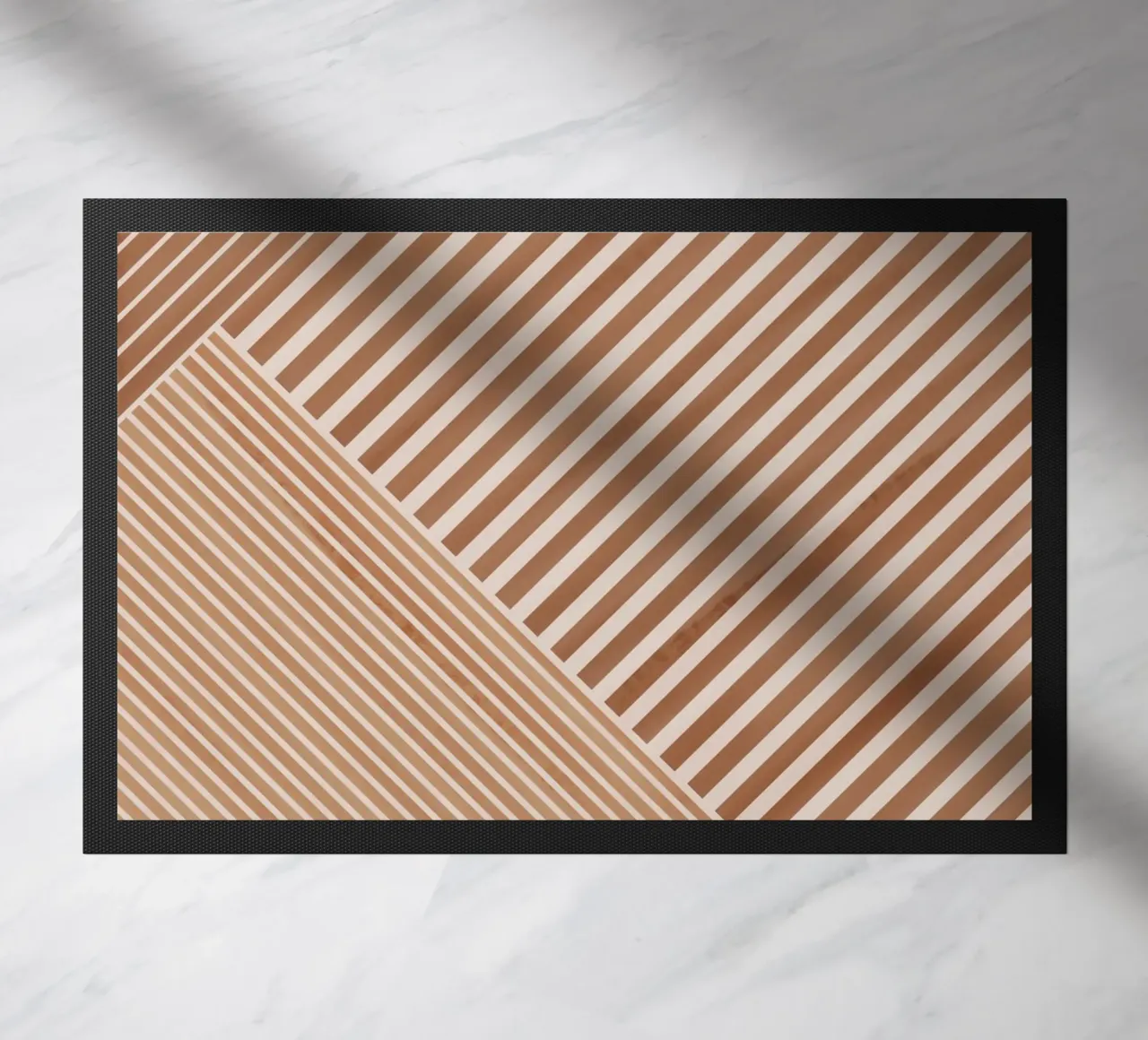 Geometrisches Muster mit diagonalen Linien Fußmatte von Melloi Art Print