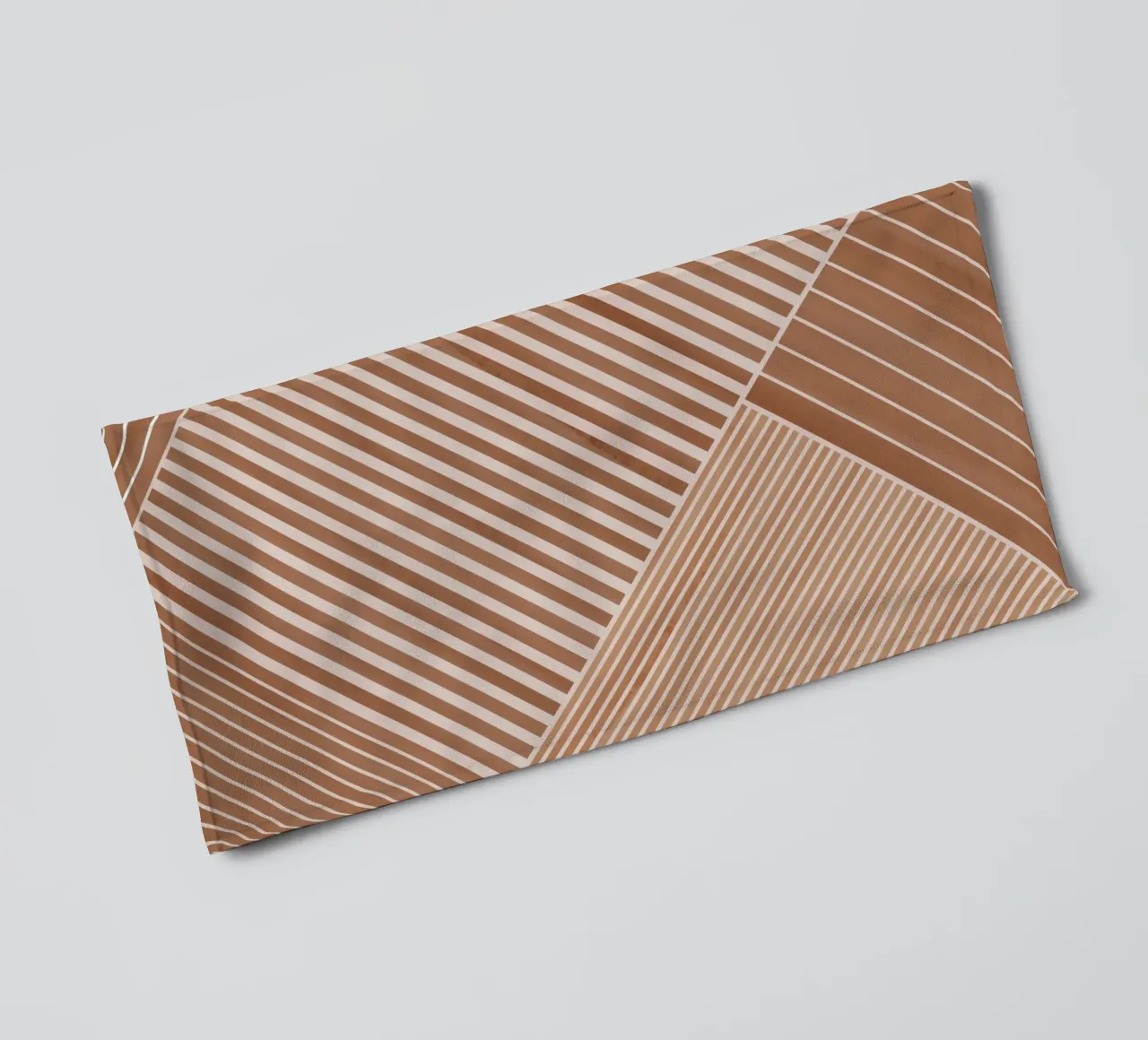 Geometrisches Muster mit diagonalen Linien Handtuch von Melloi Art Print