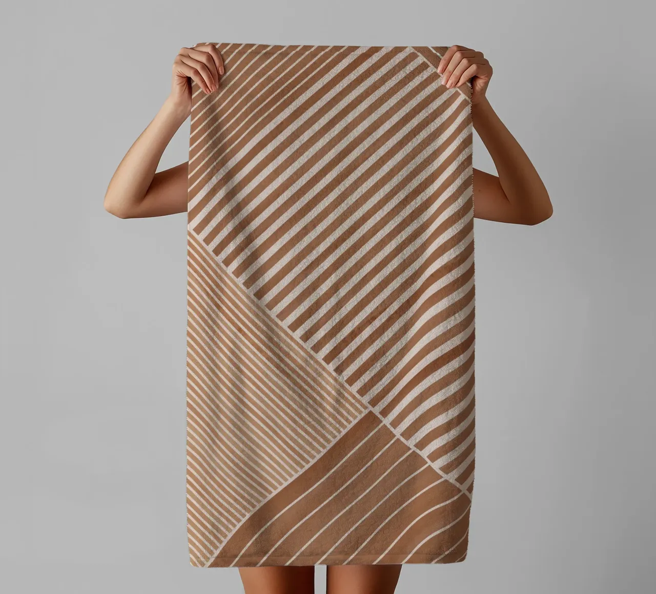 Geometrisches Muster mit diagonalen Linien Handtuch von Melloi Art Print