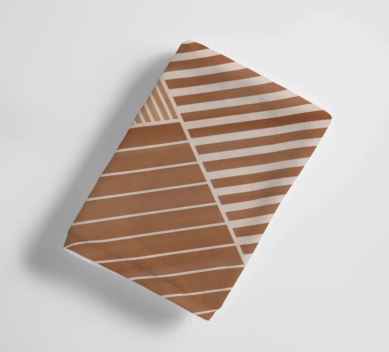 Geometrisches Muster mit diagonalen Linien Handtuch von Melloi Art Print