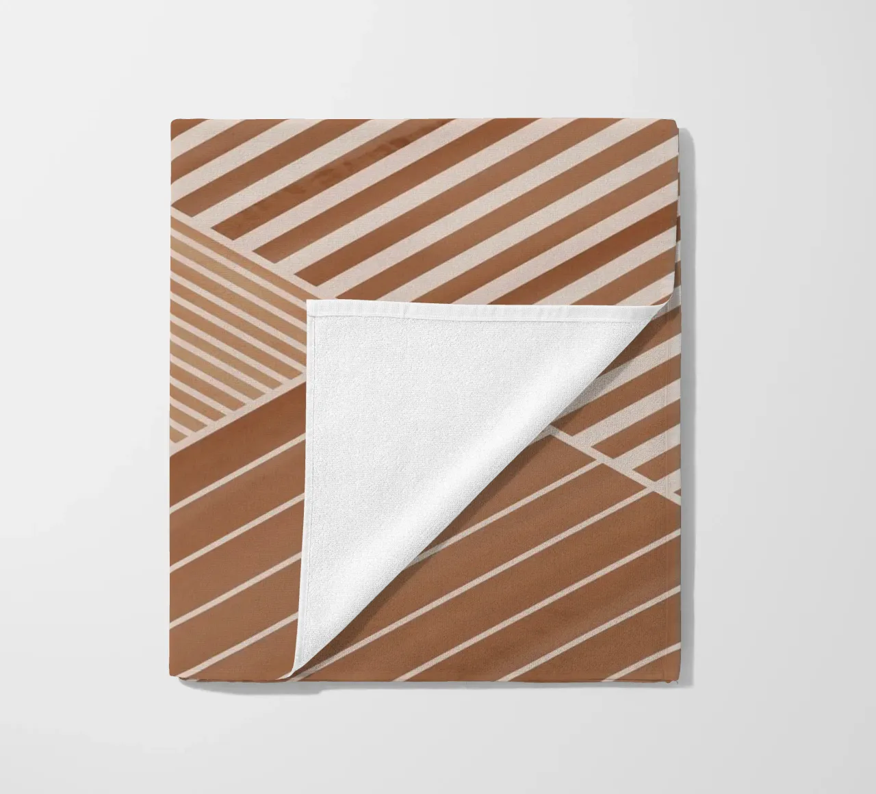 Geometrisches Muster mit diagonalen Linien Strandtuch von Melloi Art Print