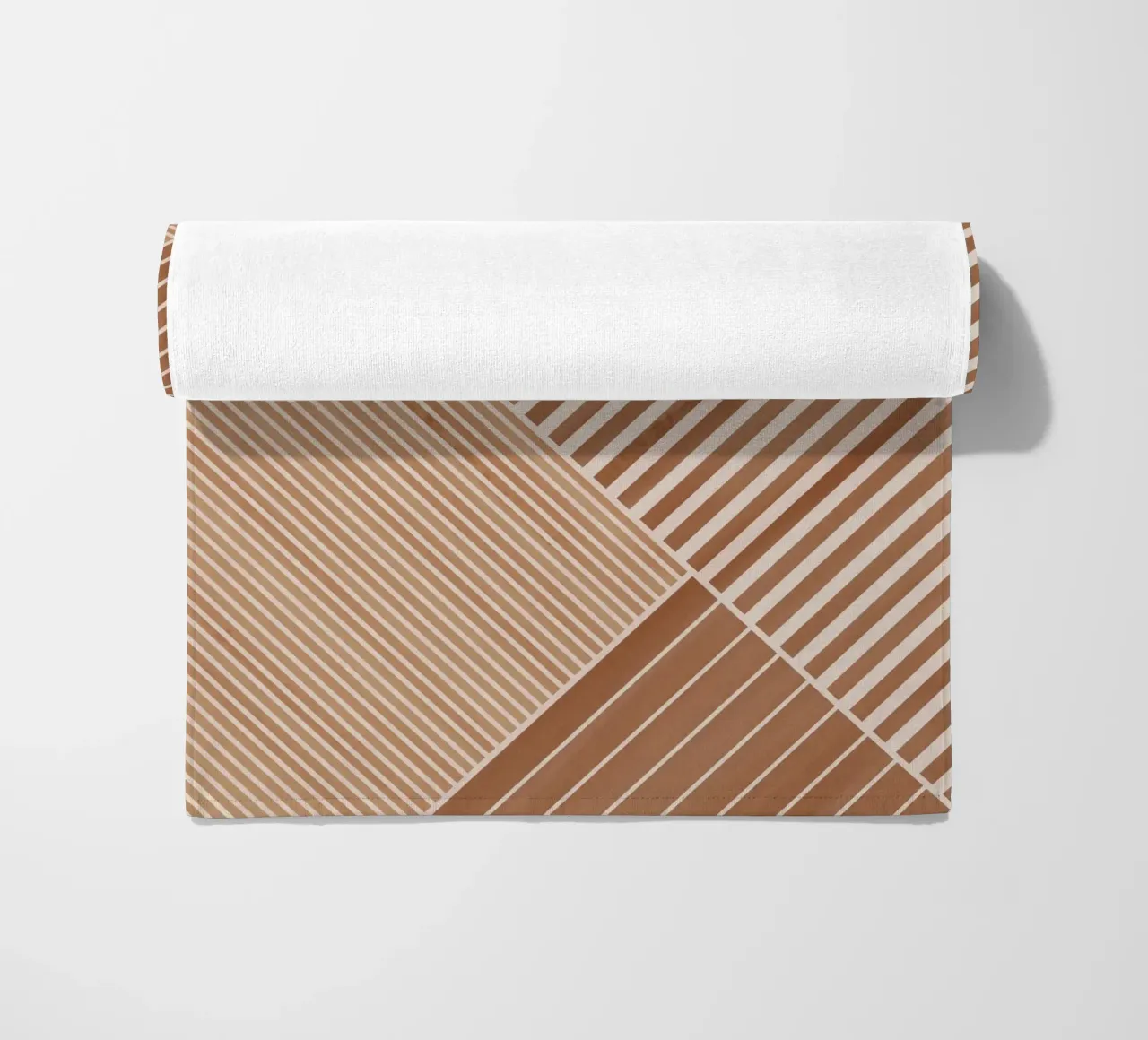 Geometrisches Muster mit diagonalen Linien Strandtuch von Melloi Art Print