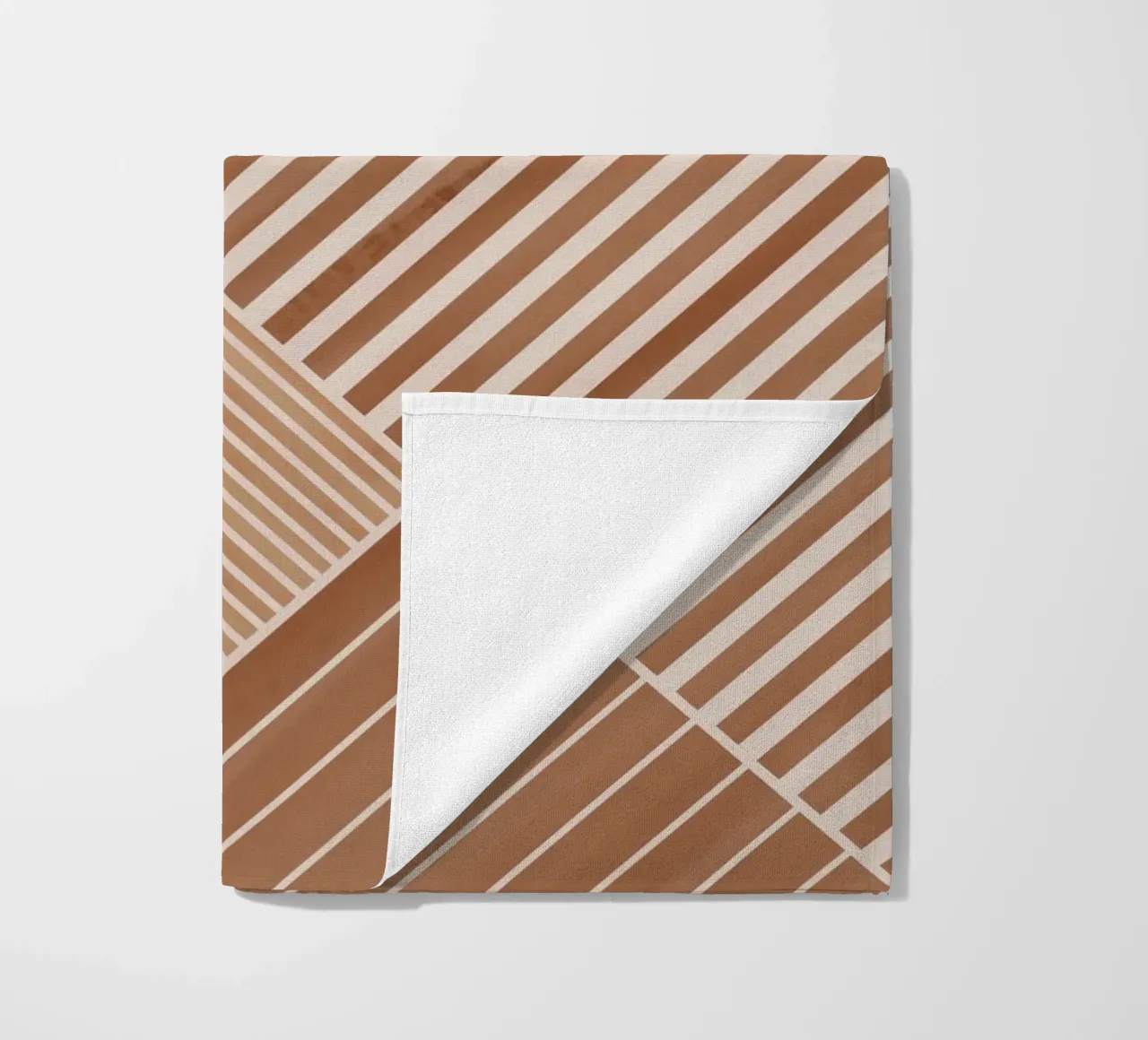 Geometrisches Muster mit diagonalen Linien Strandtuch von Melloi Art Print