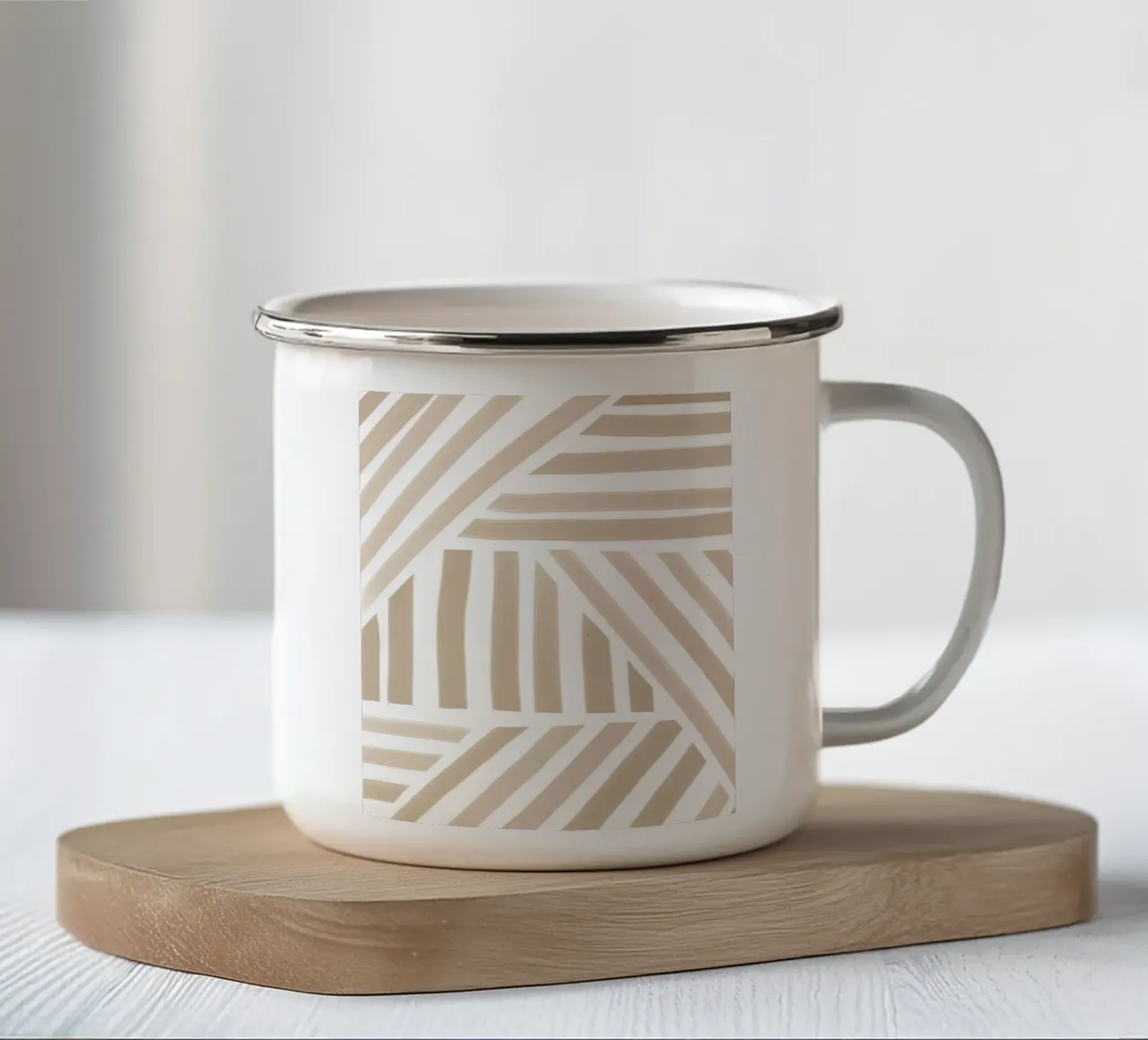 Motivo astratto a strisce geometriche bianche e beige tazza in smalto da Melloi Art Print