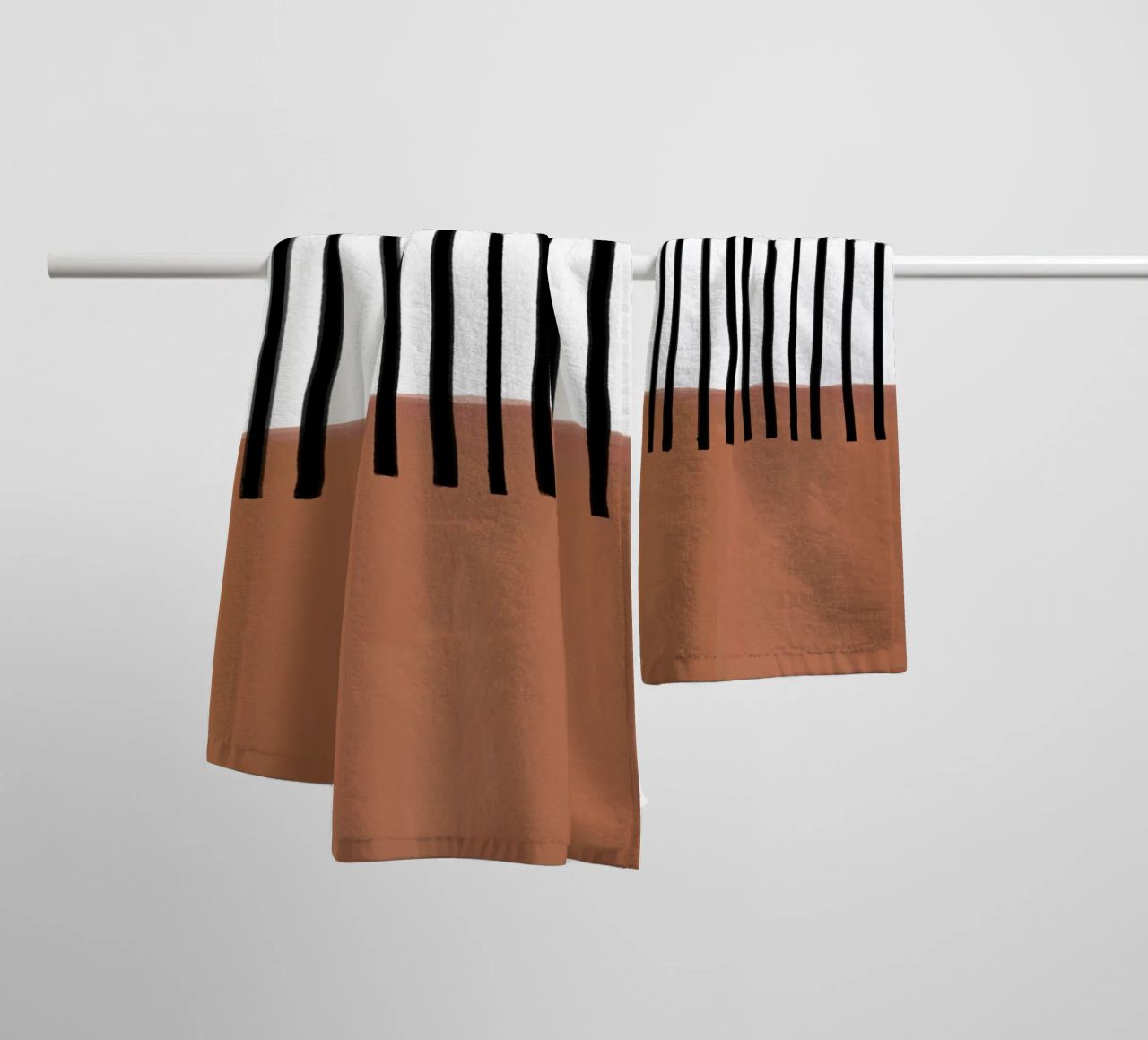 Linee verticali astratte e design rettangolare marrone asciugamano da bagno da Melloi Art Print