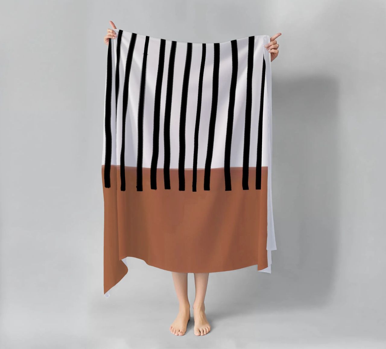 Linee verticali astratte e design rettangolare marrone telo mare da Melloi Art Print