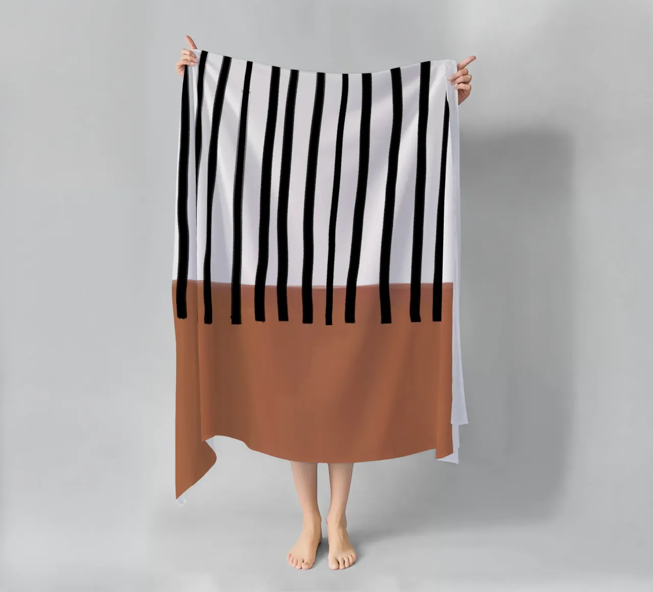 Linee verticali astratte e design rettangolare marrone telo mare da Melloi Art Print