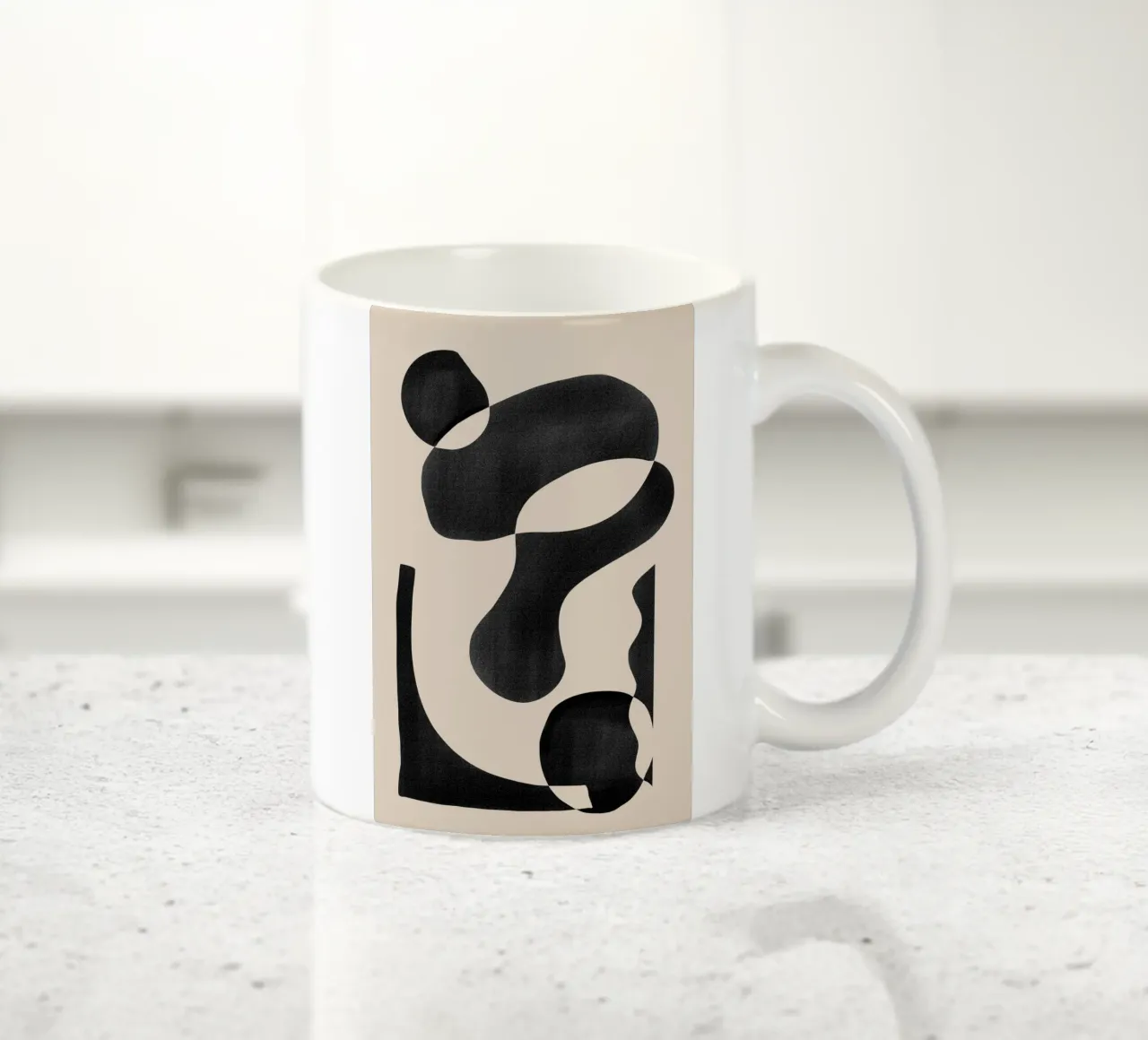 Abstrakte organische Form auf Beige Hintergrund Keramik Tasse von Melloi Art Print