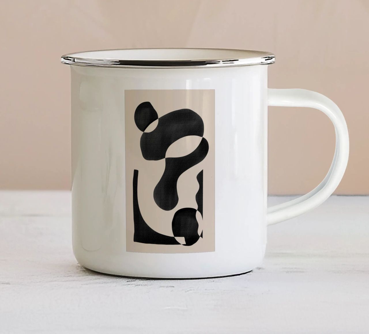 Forma organica astratta su sfondo beige tazza in smalto da Melloi Art Print