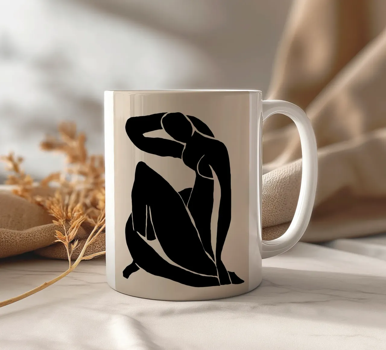 Silhouette di donna in posa rilassata tazza in ceramica da Melloi Art Print