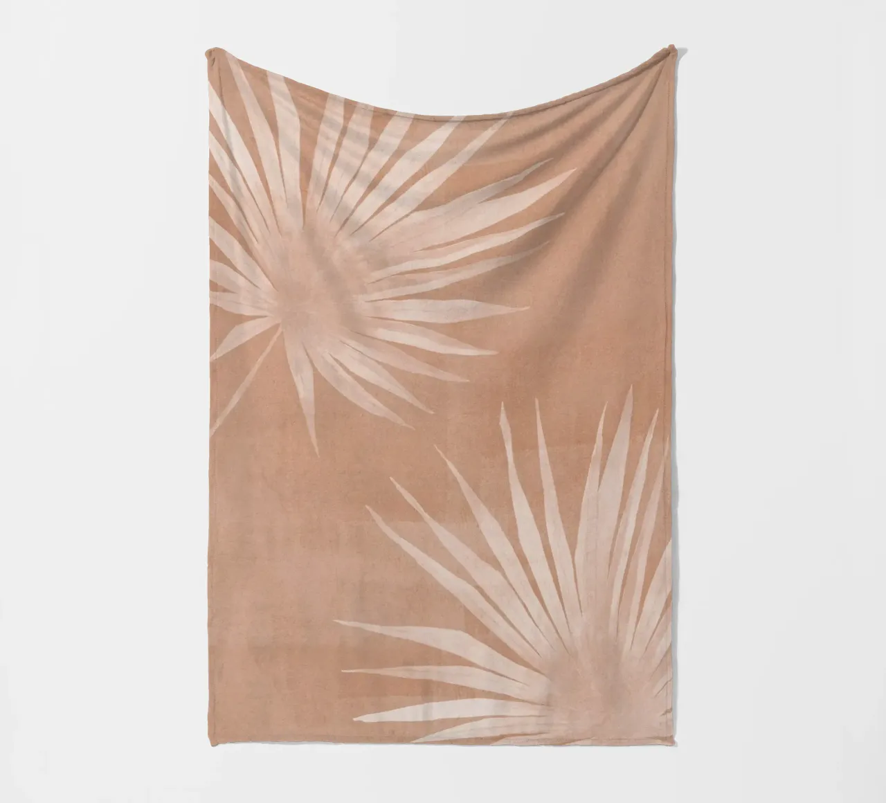 Foglie di palma bianche su terracotta coperta in pile da Melloi Art Print
