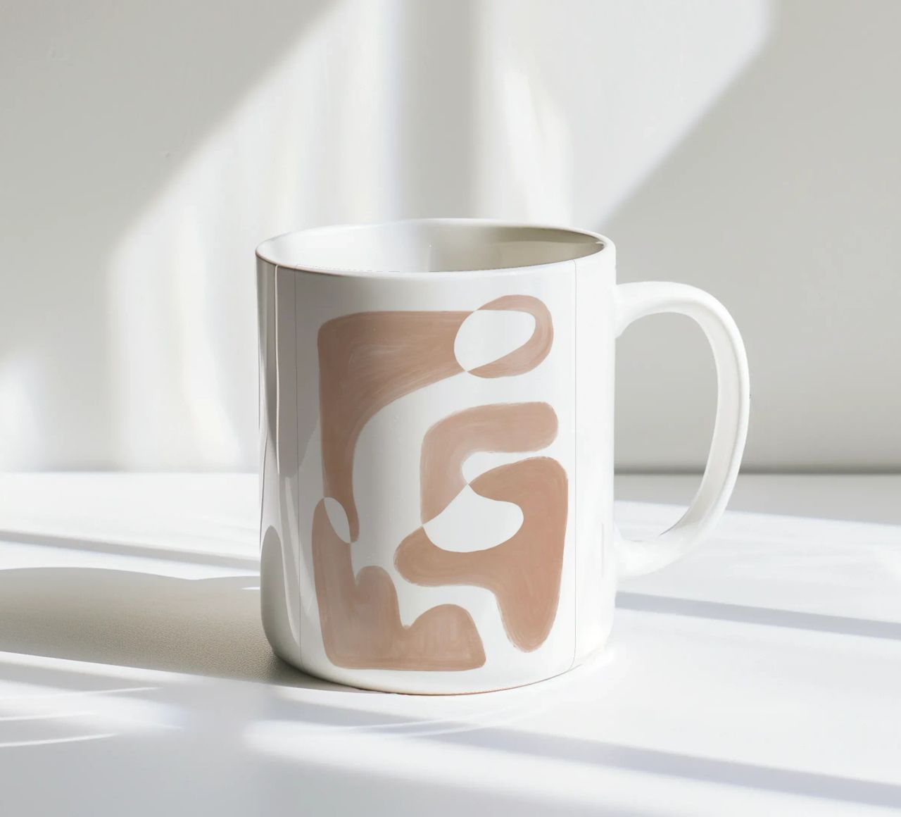 Forme astratte curve di colore marrone tazza in ceramica da Melloi Art Print