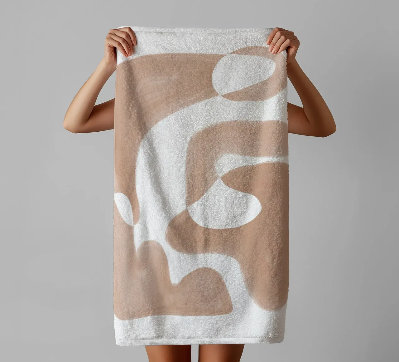 Forme astratte curve di colore marrone asciugamano da bagno da Melloi Art Print