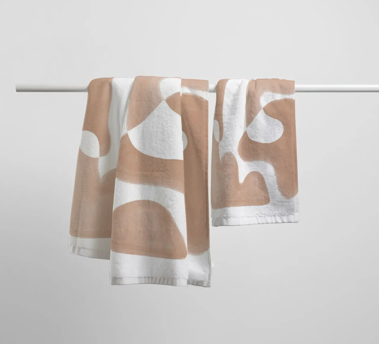 Forme astratte curve di colore marrone asciugamano da bagno da Melloi Art Print