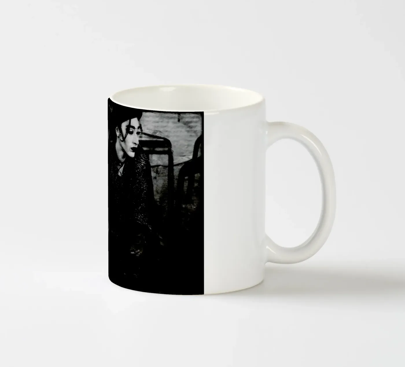 Insecure ceramic mug by Sophie Etchart