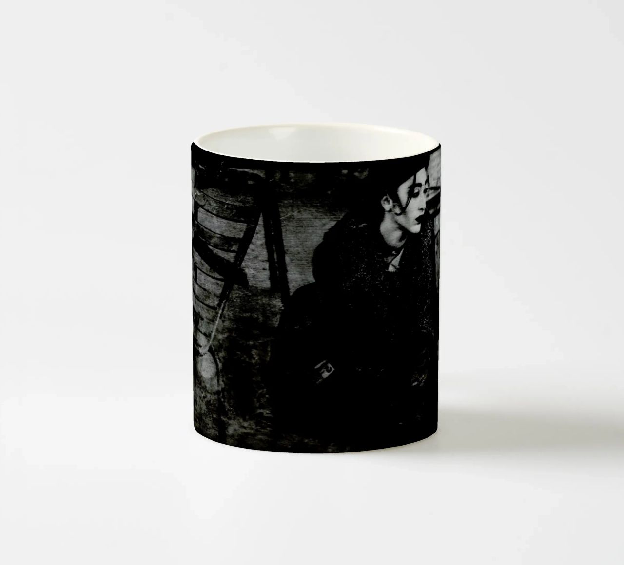 Insecure tazza in ceramica da Sophie Etchart