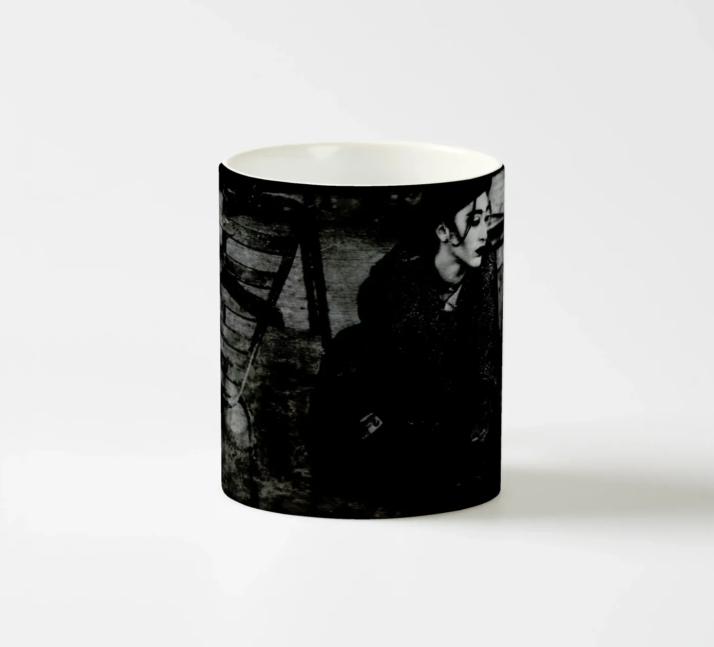 Insecure ceramic mug by Sophie Etchart