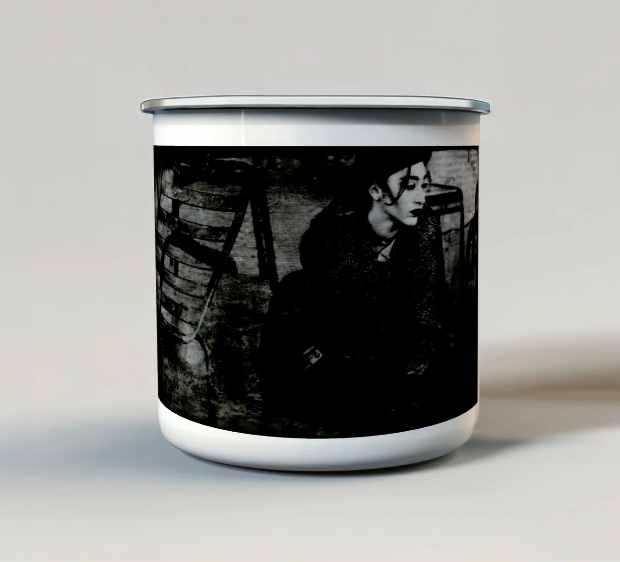 Insecure tazza in smalto da Sophie Etchart