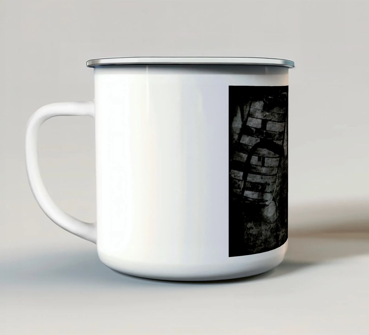 Insecure tazza in smalto da Sophie Etchart