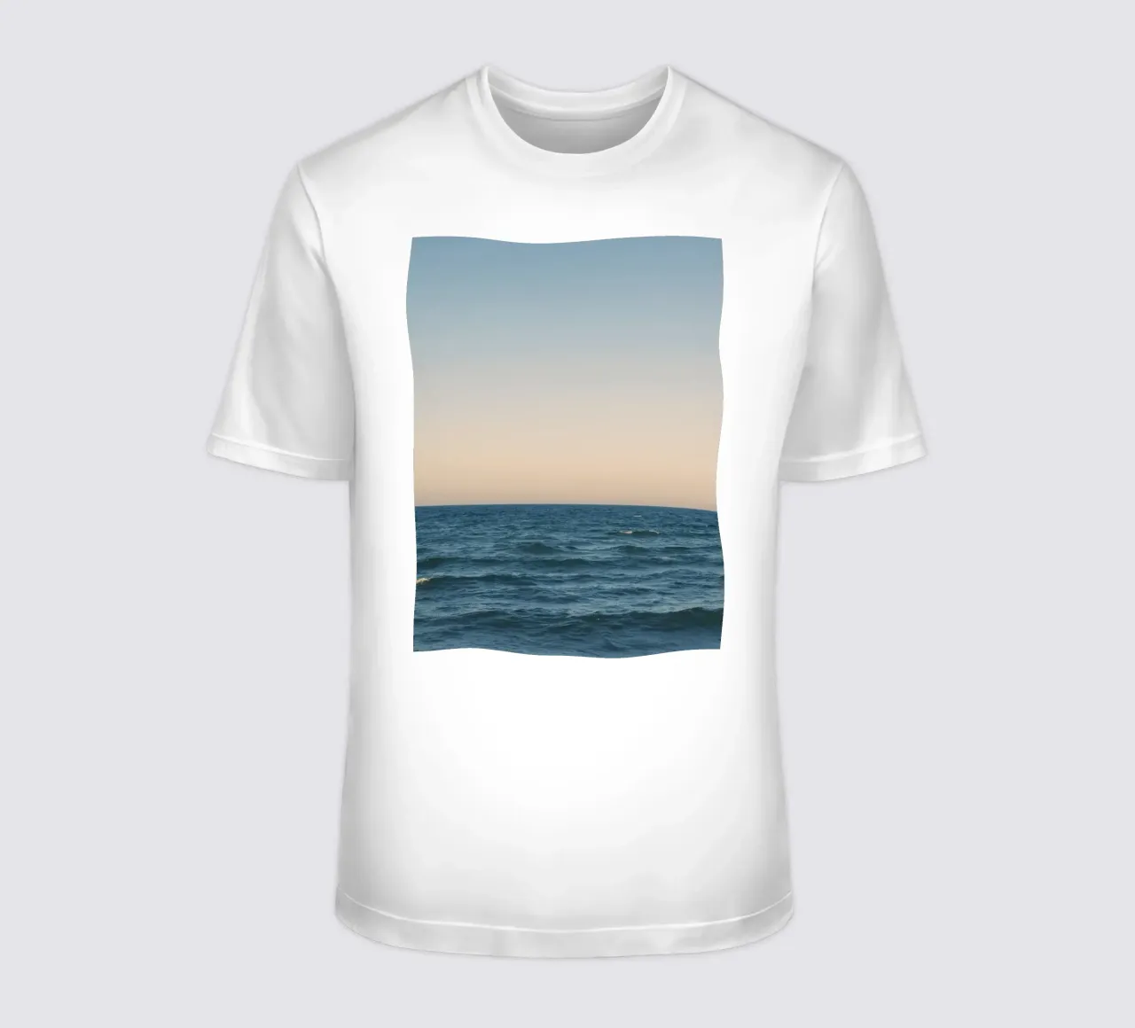 Mare calmo in Danimarca t-shirt da thetraveller