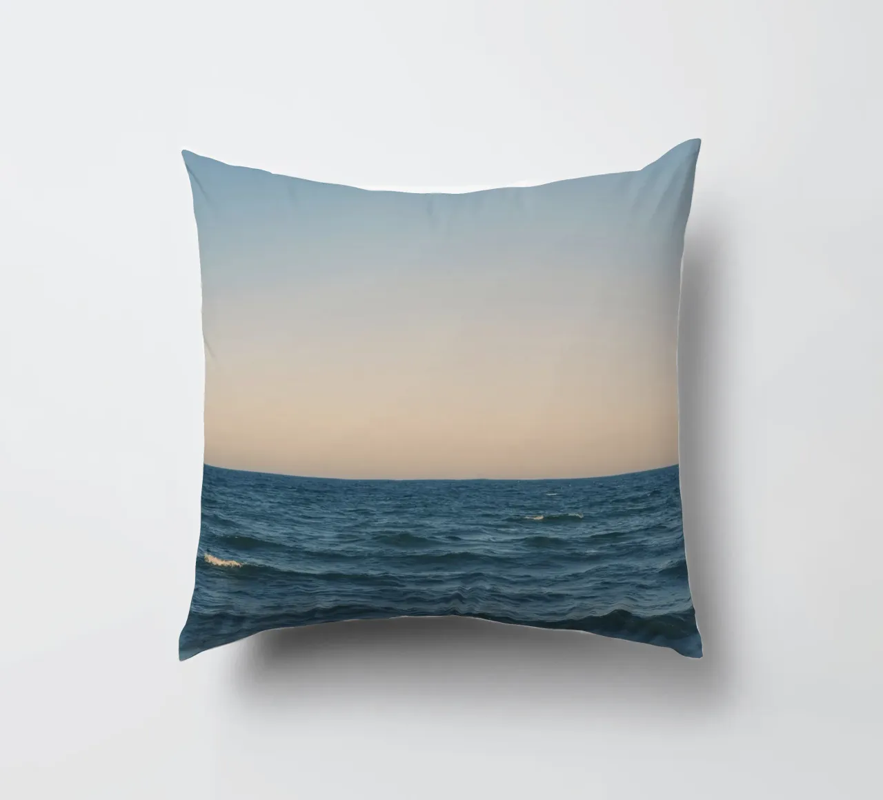 Mare calmo in Danimarca cuscino da thetraveller