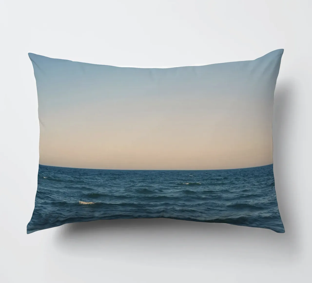 Mare calmo in Danimarca cuscino da thetraveller