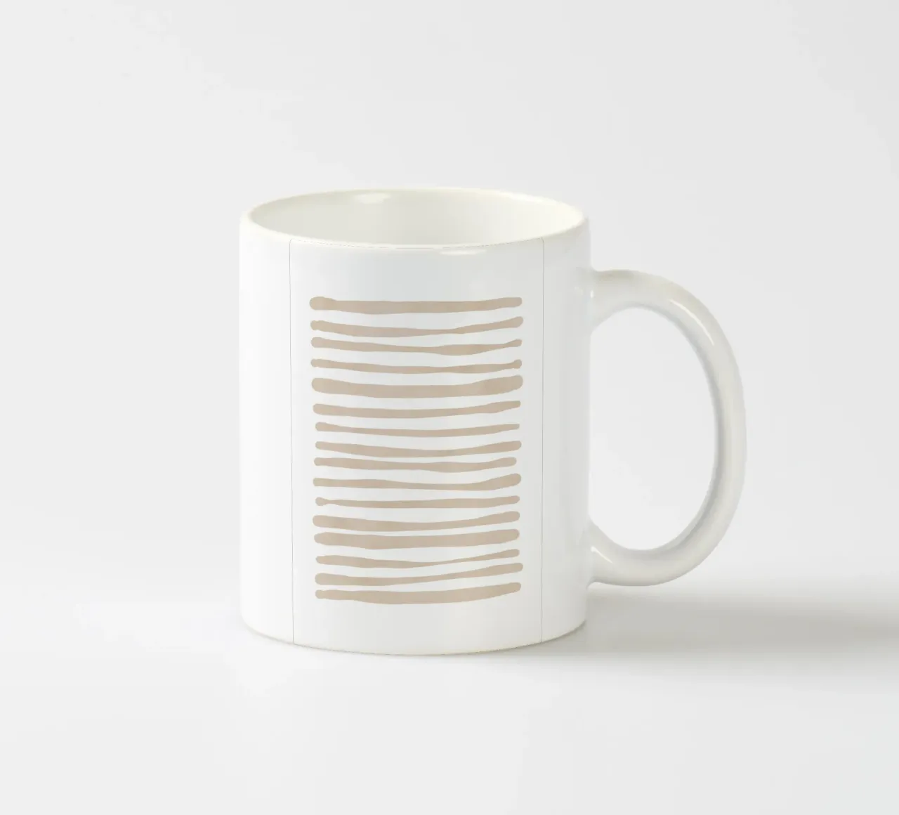 Arte astratta neutra a pennellate tazza in ceramica da Melloi Art Print