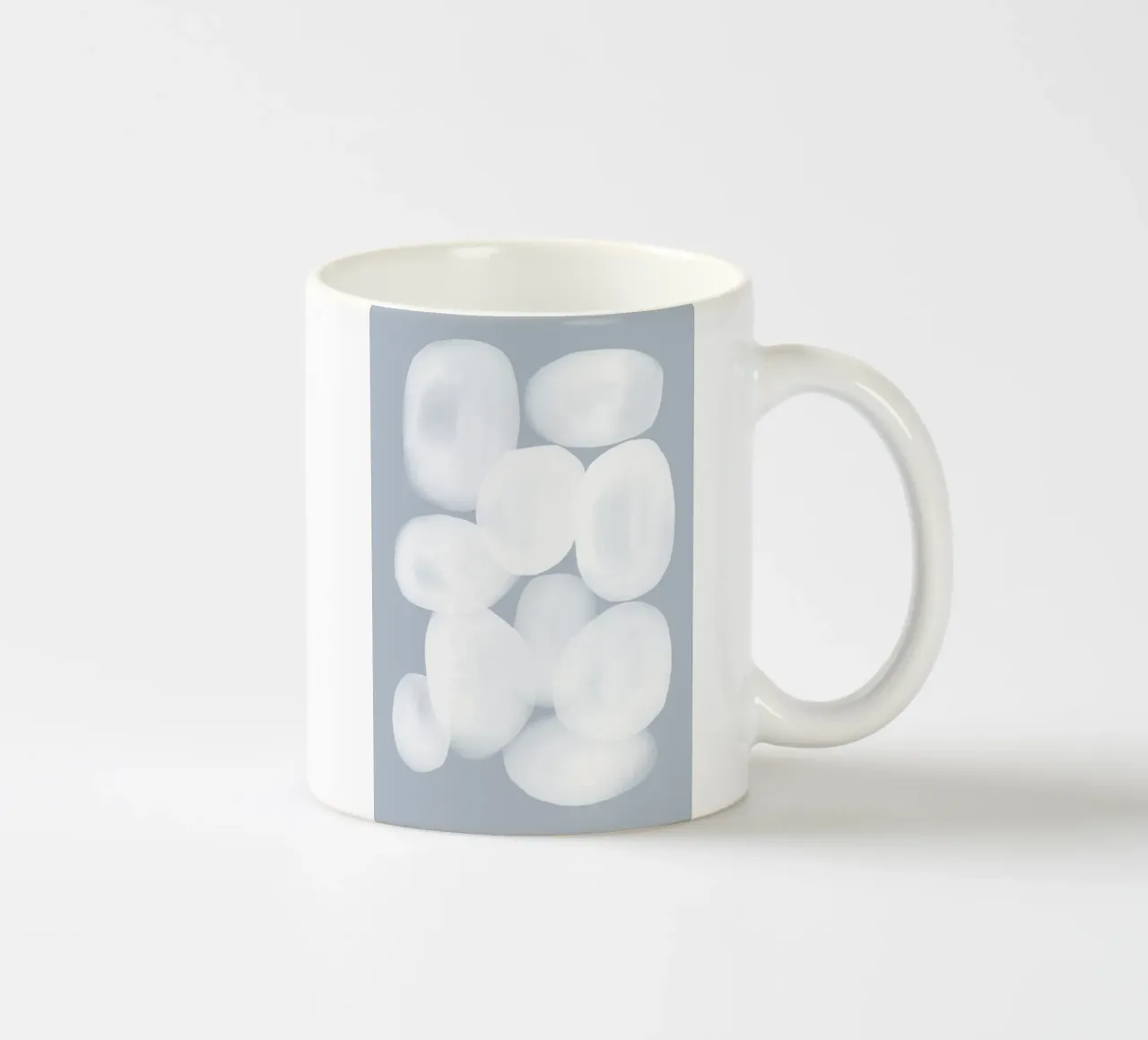 Forme organiche bianche e morbide tazza in ceramica da Melloi Art Print