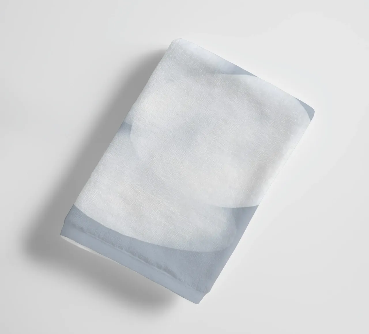 Forme organiche bianche e morbide asciugamano da bagno da Melloi Art Print