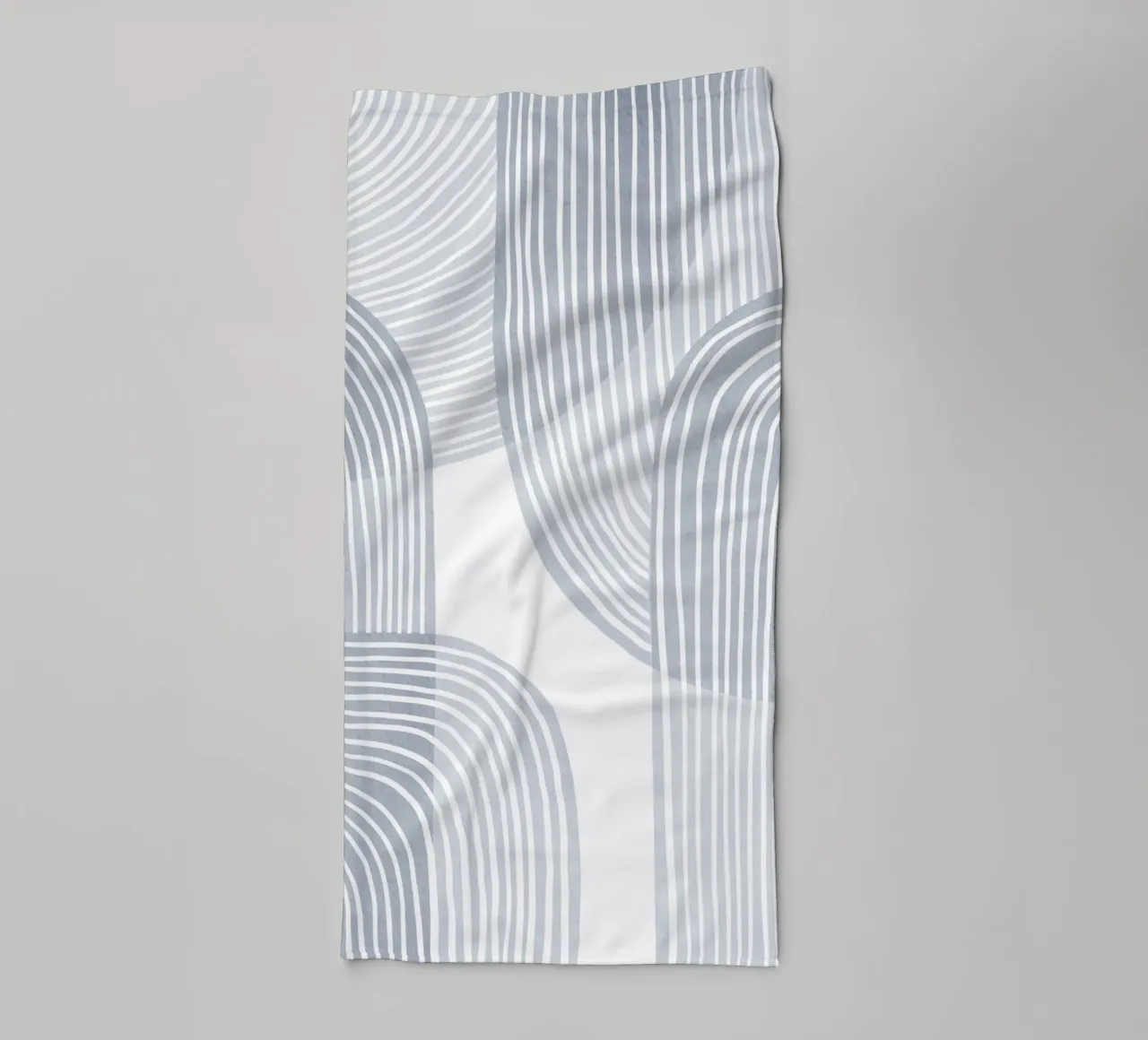 Linee monocromatiche minimaliste asciugamano da bagno da Melloi Art Print