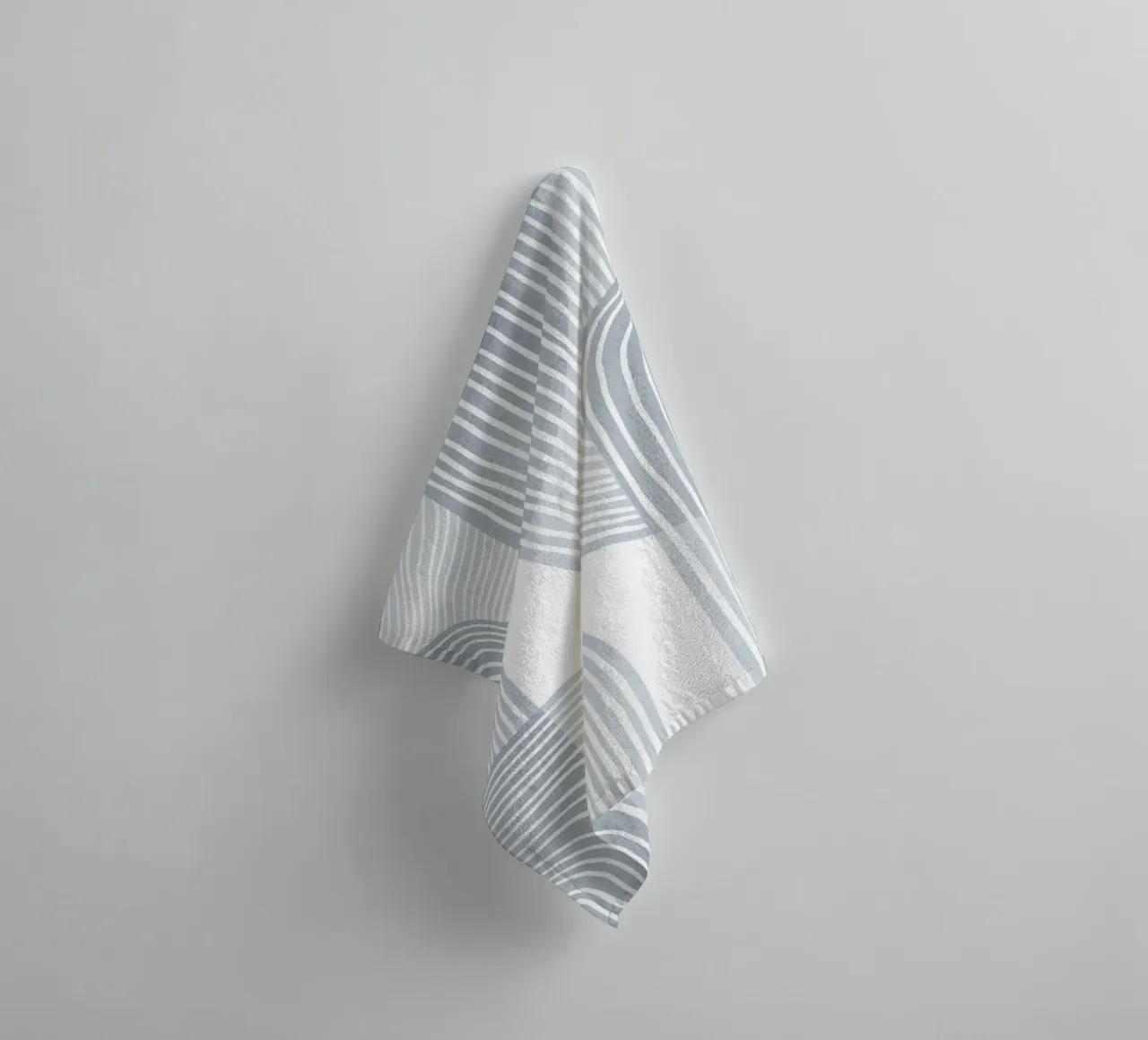 Linee monocromatiche minimaliste asciugamano da bagno da Melloi Art Print