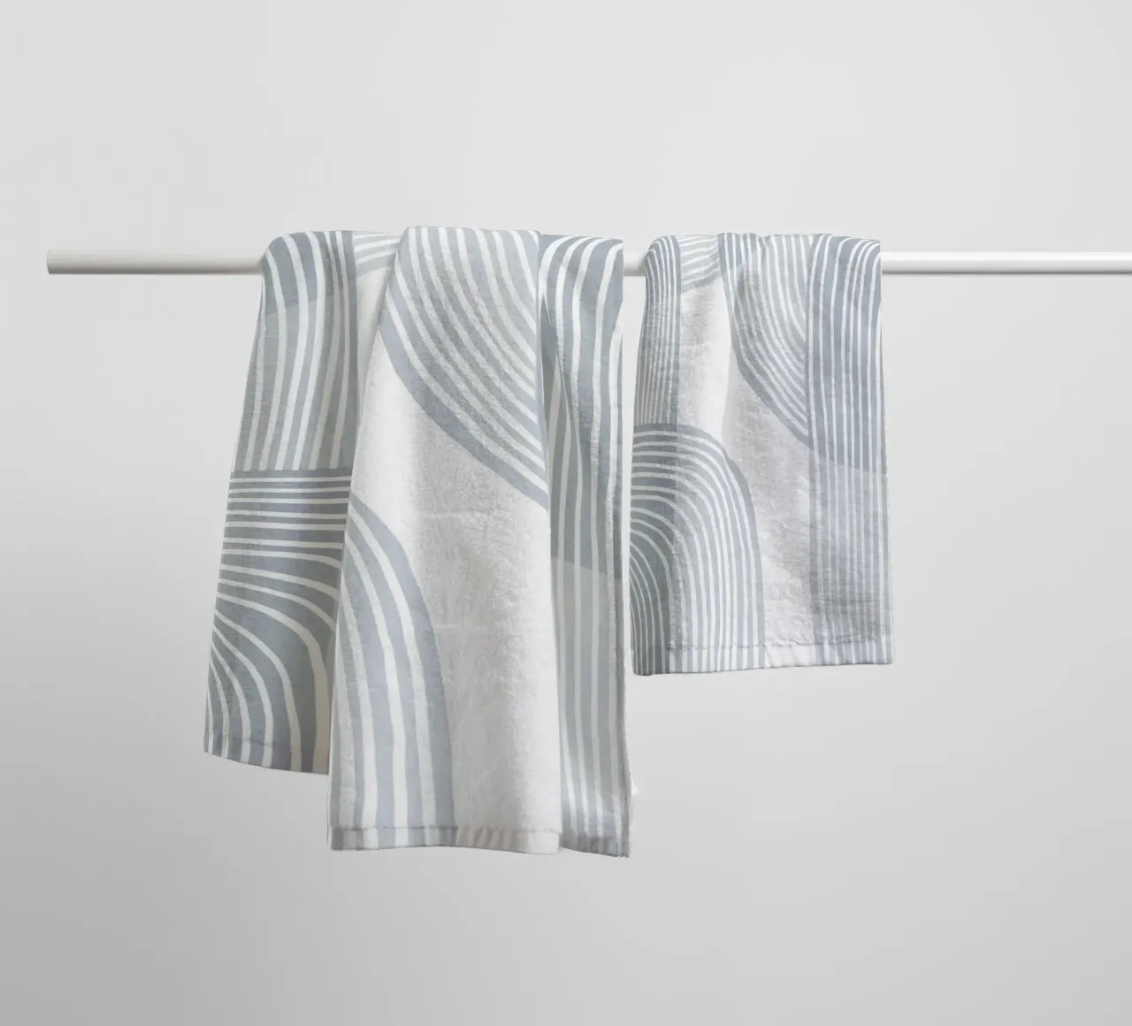 Linee monocromatiche minimaliste asciugamano da bagno da Melloi Art Print