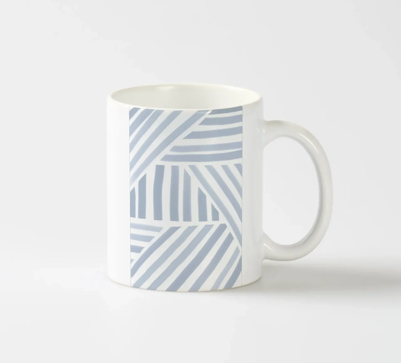 Motivo a righe bianche e blu tazza in ceramica da Melloi Art Print