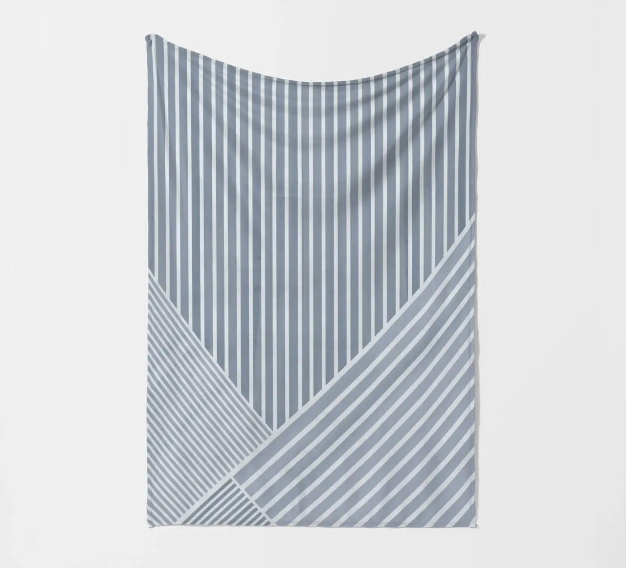 Geometrico a righe bianche e azzurre coperta in pile da Melloi Art Print