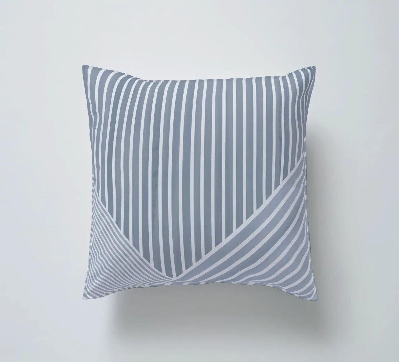 Geometrisch Hellblau und Weiß gestreift Kissen von Melloi Art Print