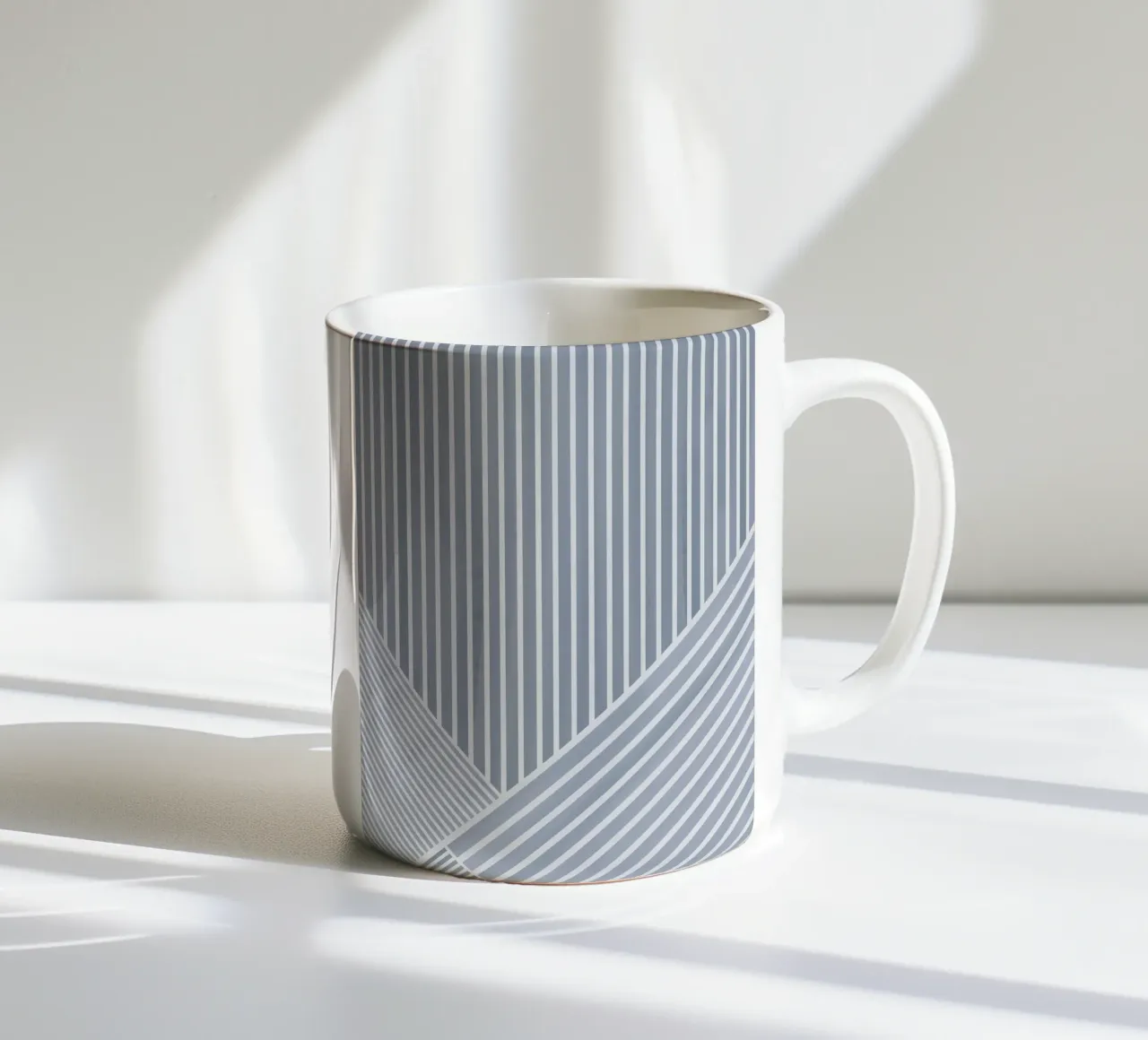 Geometrico a righe bianche e azzurre tazza in ceramica da Melloi Art Print