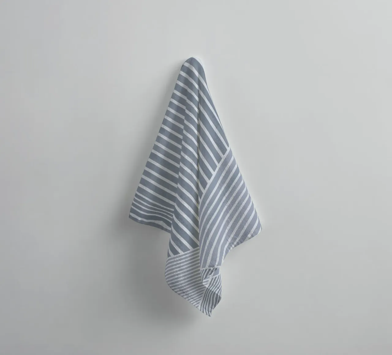 Geometrico a righe bianche e azzurre asciugamano da bagno da Melloi Art Print