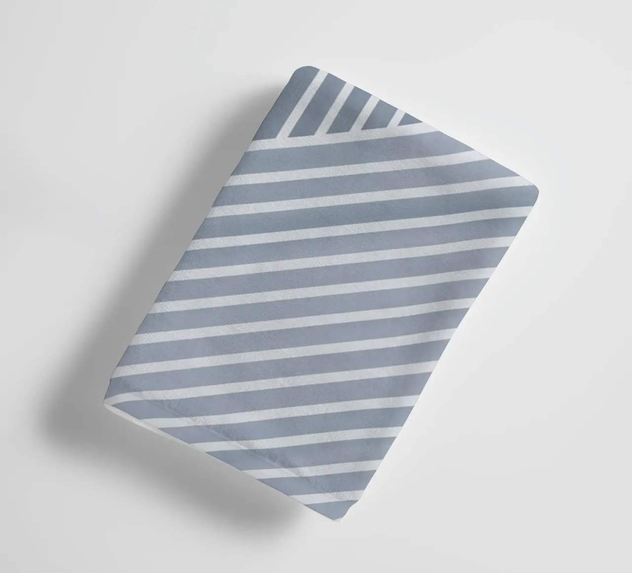 Geometrico a righe bianche e azzurre asciugamano da bagno da Melloi Art Print