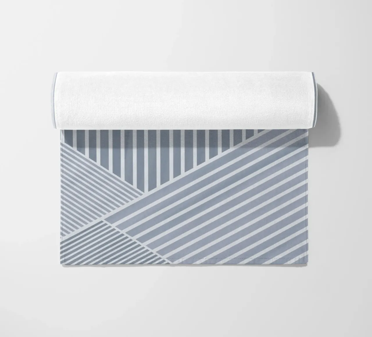 Geometrisch Hellblau und Weiß gestreift Strandtuch von Melloi Art Print