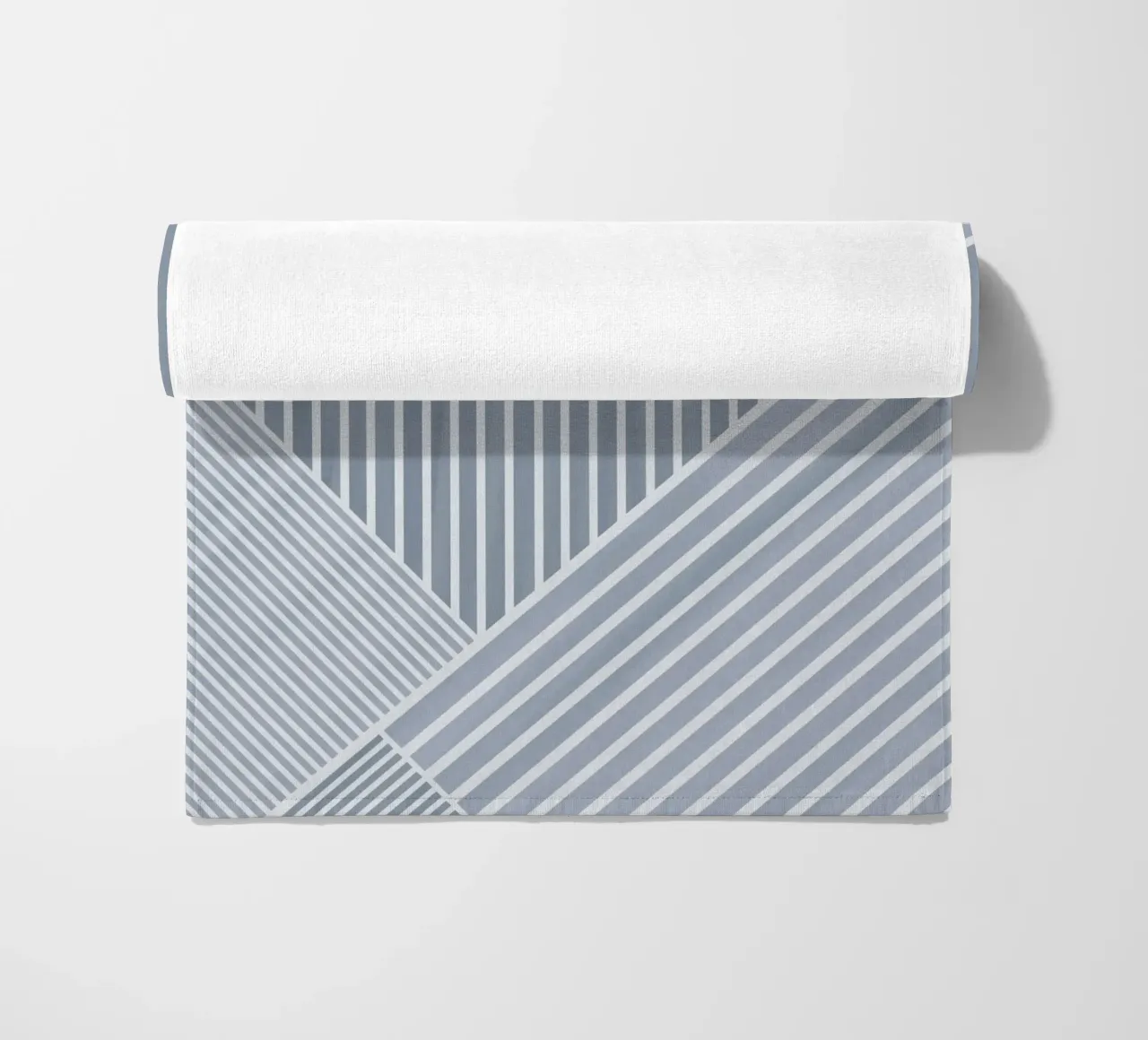 Geometrico a righe bianche e azzurre telo mare da Melloi Art Print