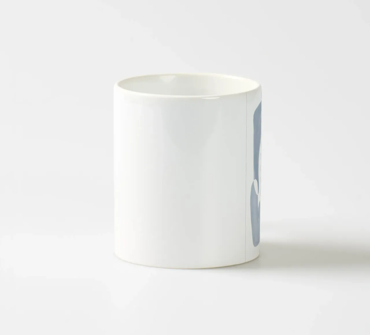 Forme fluide astratte bianche e blu tazza in ceramica da Melloi Art Print
