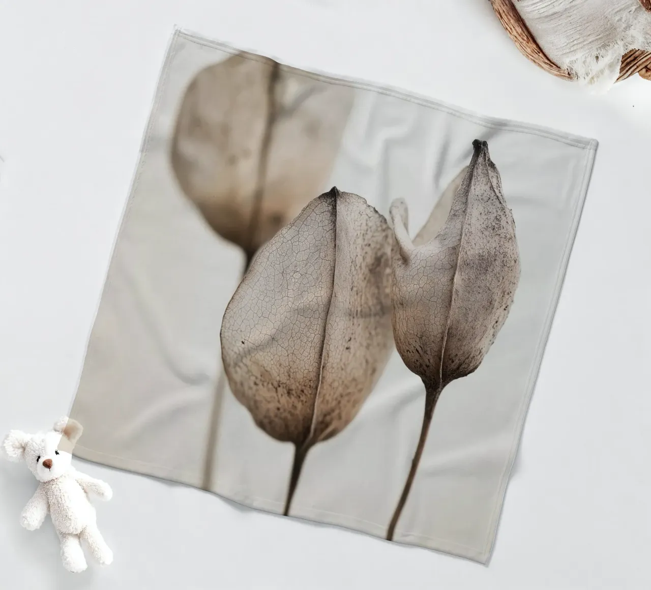 Dry Flower Detail No 17 coperta in pile da treechild