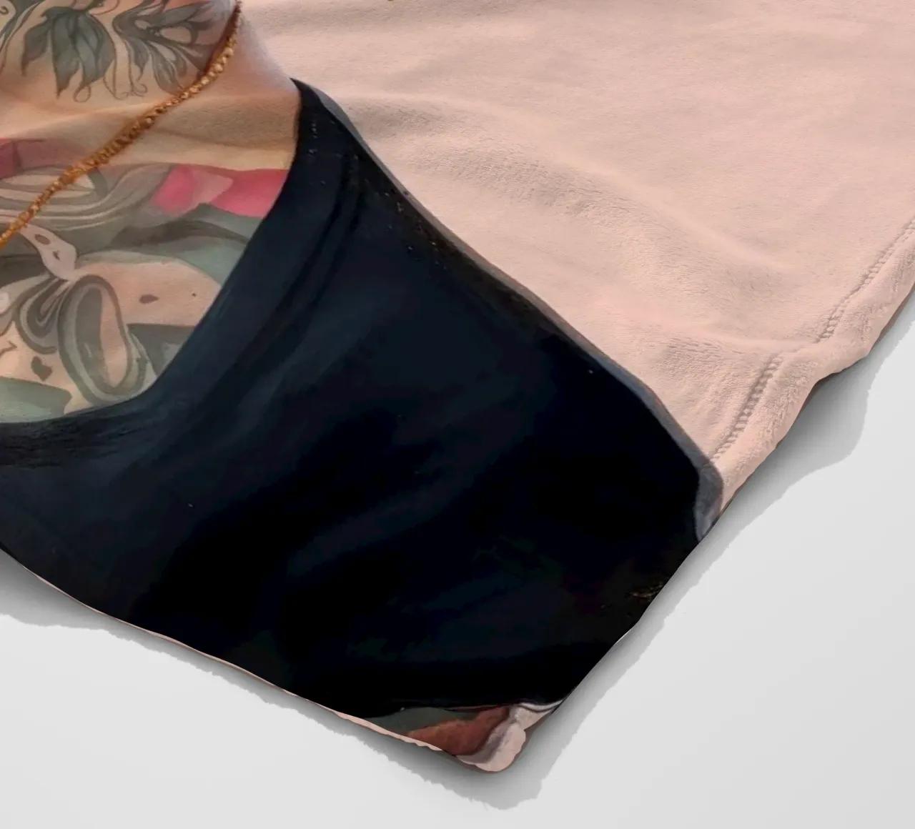 Bella ragazza adolescente coperta in pile da Lootprint