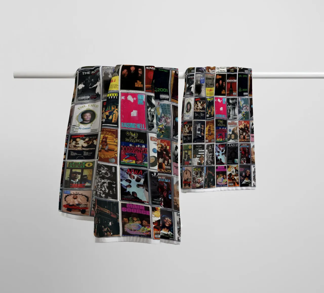 I più grandi album rap - Copertine di cassette d'epoca asciugamano da bagno da MrMustardPrints