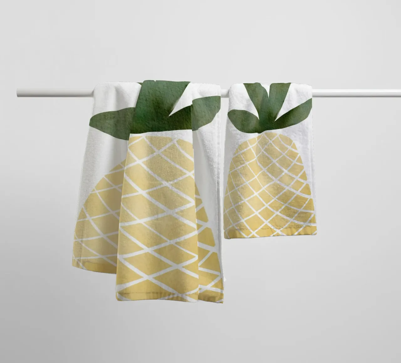 Ananas ad acquerello asciugamano da bagno da Melloi Art Print