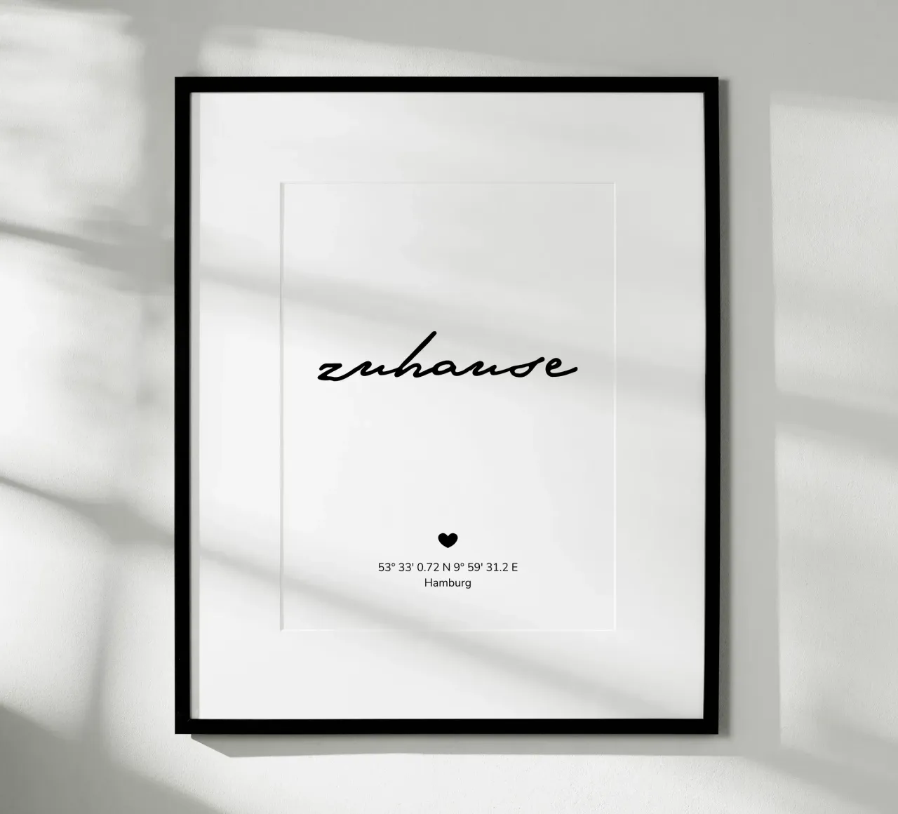 Zuhause mit Koordinaten poster con telaio in legno da WORTSPIEL