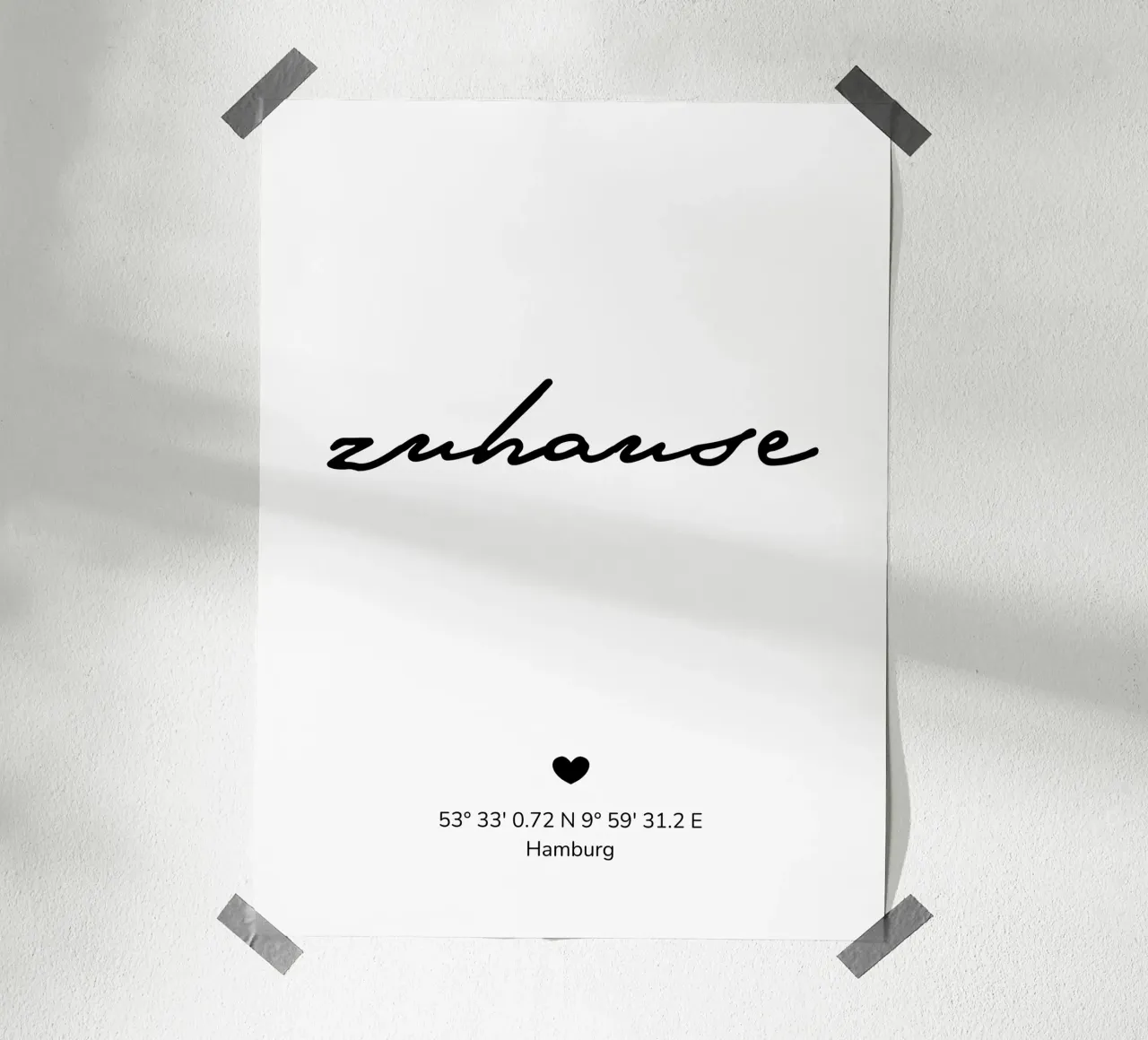 Zuhause mit Koordinaten poster con telaio in legno da WORTSPIEL